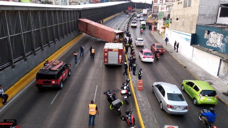 Volcadura de tráiler causa afectaciones viales en Circuito Interior y en la operación de L5 del Metro