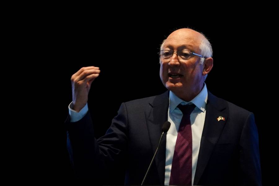 Ken Salazar amaga con litigios por Reforma Eléctrica