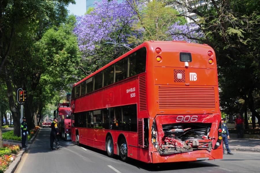 PAN-CDMX pide regular el transporte público tras choque de Metrobús en Reforma