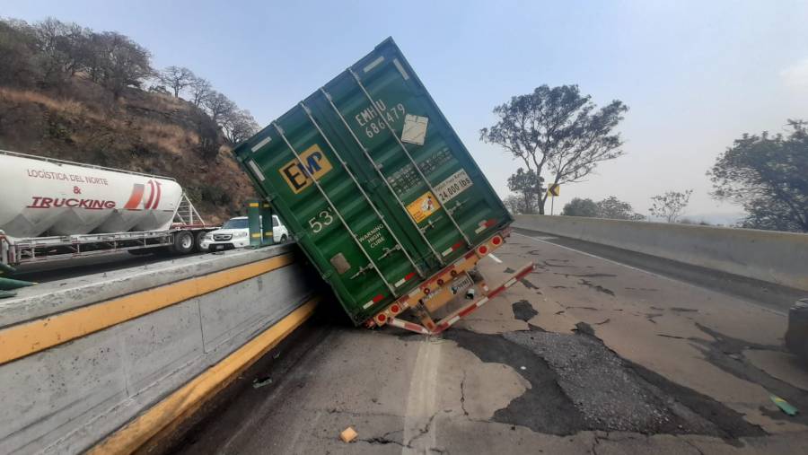 Tráiler pierde el control en la México-Cuernavaca, alcaldía Tlalpan