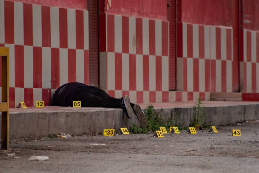 Hallan dos cuerpos en carretera de Chihuahua