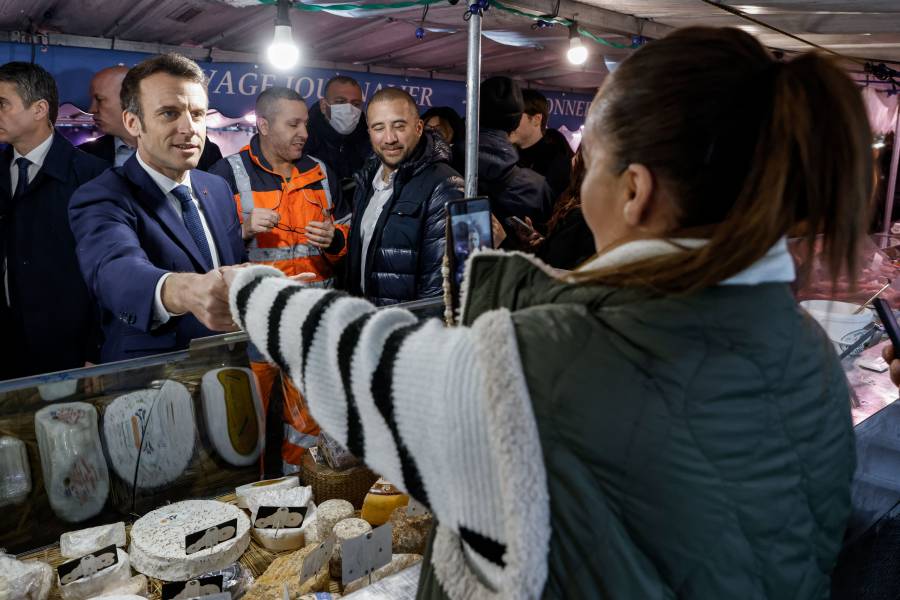 En el último día de campaña presidencial, Macron ataca a Le Pen