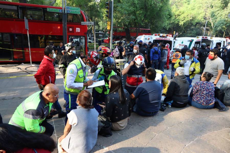 Siguen 10 personas hospitalizados por choque entre camión y Metrobús en Reforma