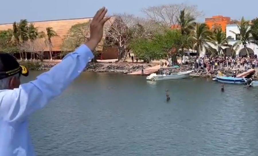 AMLO viaja en barco de San Blas rumbo a las Islas Marías