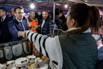 En el &uacute;ltimo d&iacute;a de campa&ntilde;a presidencial, Macron ataca a Le Pen