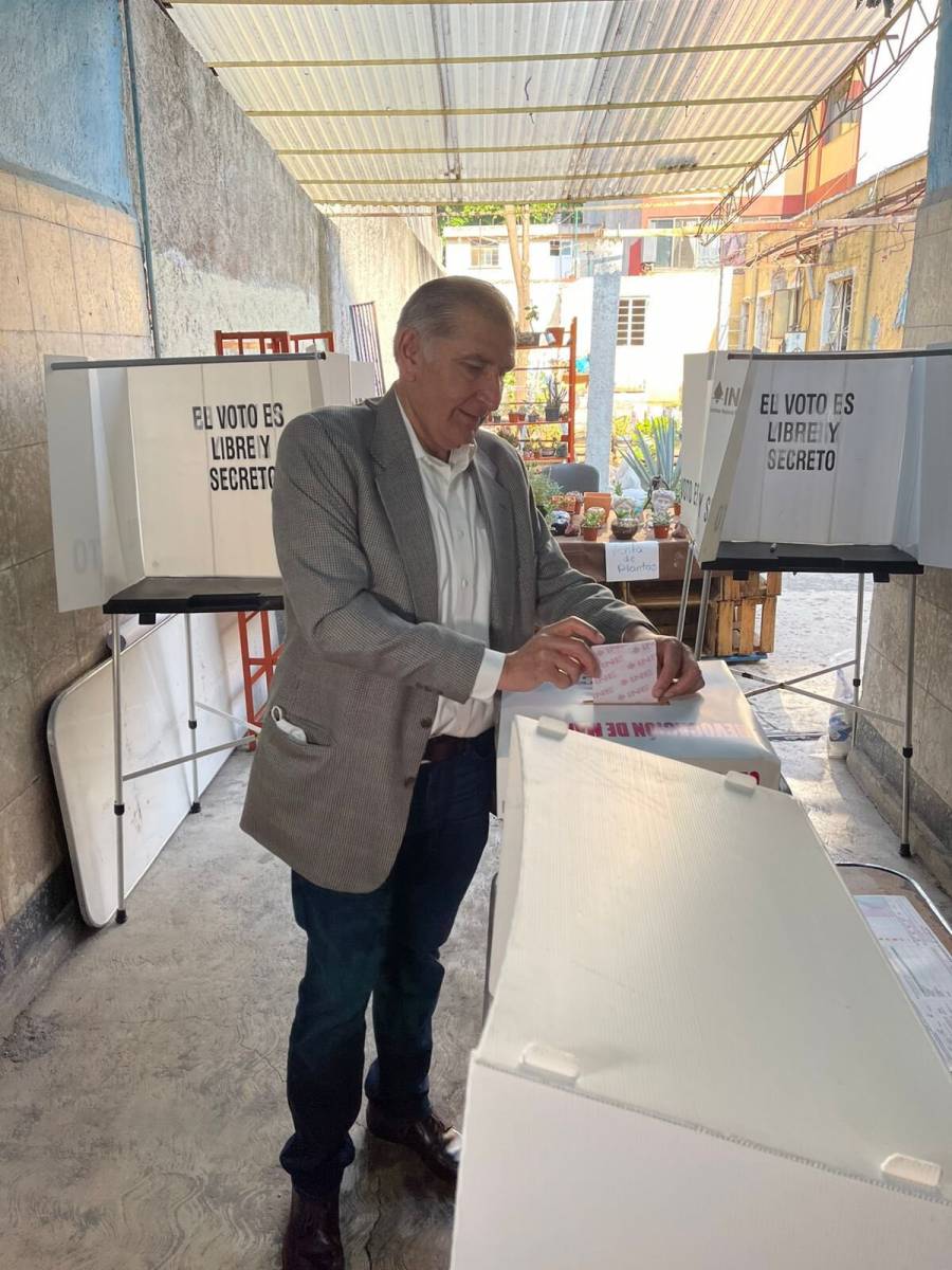Secretario de Gobernación acude a votar y destarta incidentes en la instalación de casillas