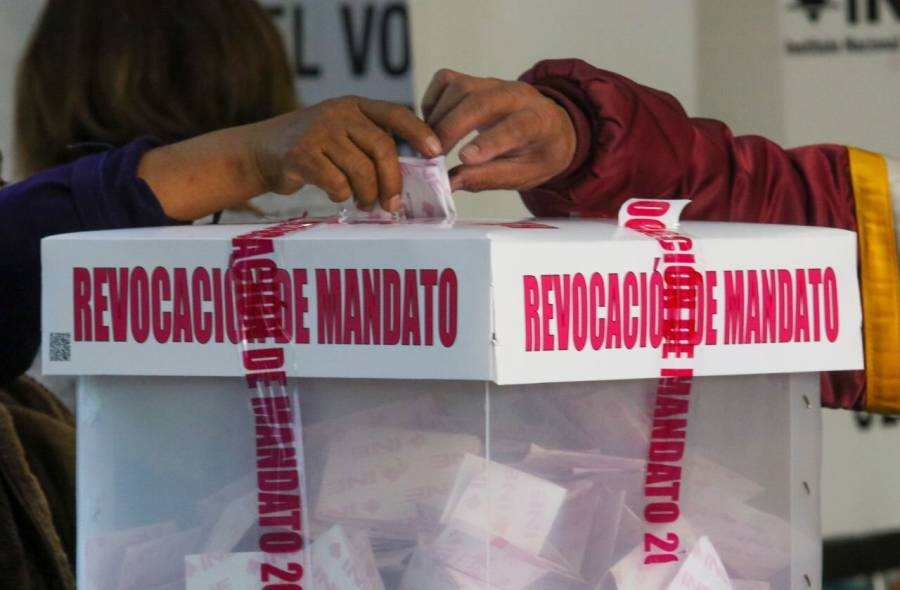 Políticos, personalidades y otros presumen en redes sociales su voto en consulta ciudadana