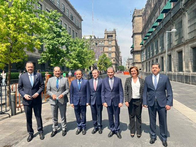 Llegan gobernadores a Palacio Nacional; abordarán con AMLO la vacunación