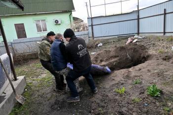 Fiscal&iacute;a de Ucrania encuentra mil 222 cuerpos en fosas comunes en Kiev