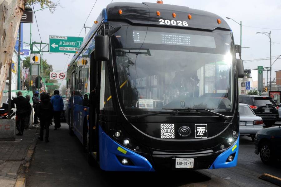 Chocan trolebús y camioneta en la Doctores; hay al menos 8 lesionados