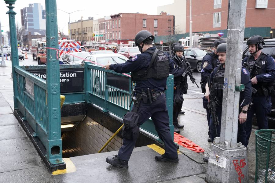 Policía de Nueva York busca al autor del tiroteo en metro