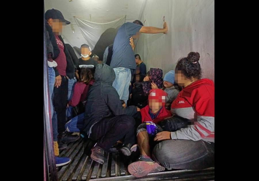 Encuentran a 133 migrantes escondidos en tractocamión refrigerante