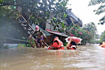 Contin&uacute;a la b&uacute;squeda de sobrevivientes tras deslizamientos en Filipinas; hay 42 muertos