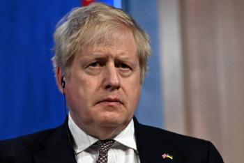 Boris Johnson se disculpa sin dimitir, tras ser multado por fiesta durante el confinamiento