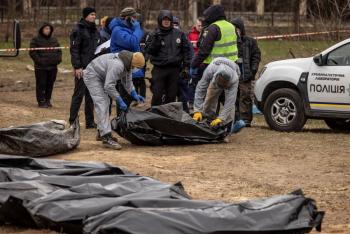Ucrania: Rusia quiere destruir 13 crematorios m&oacute;viles en Mari&uacute;pol para “destruir evidencia”
