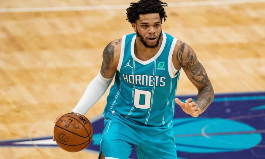 La NBA multa a Miles Bridges (Hornets) por lanzar su protector bucal contra la grada