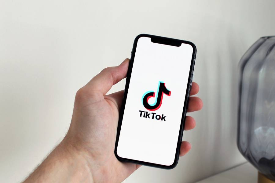 ¿YouTubers y TikTokers pagan impuestos al SAT?