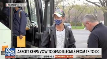 Gobernador de Texas env&iacute;a migrantes a Washington
