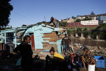 Inundaciones en Sud&aacute;frica dejan casi 350 muertos