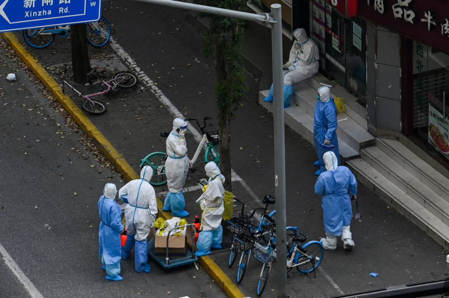 Habitantes de Shanghái se enfrentan a la policía tras restricciones por Covid-19
