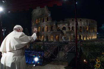 Papa ora por la paz en Viacrucis del Viernes Santo en el Coliseo romano