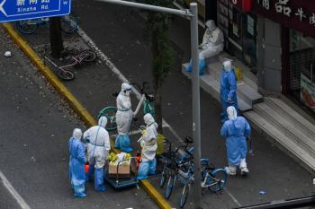 Habitantes de Shangh&aacute;i se enfrentan a la polic&iacute;a tras restricciones por Covid-19