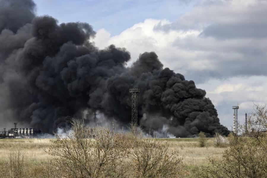 Rusia bombardea una refinería de petróleo en el este de Ucrania