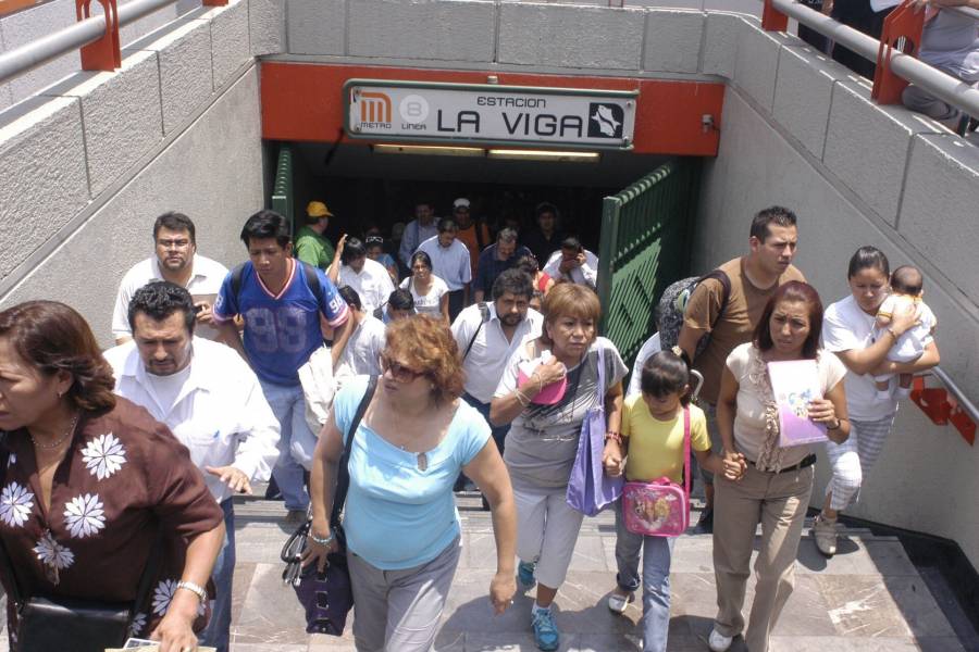 Muestra de honestidad. Usuario del Metro encuentra fajo de billetes y los entrega al jefe de estaci&oacute;n