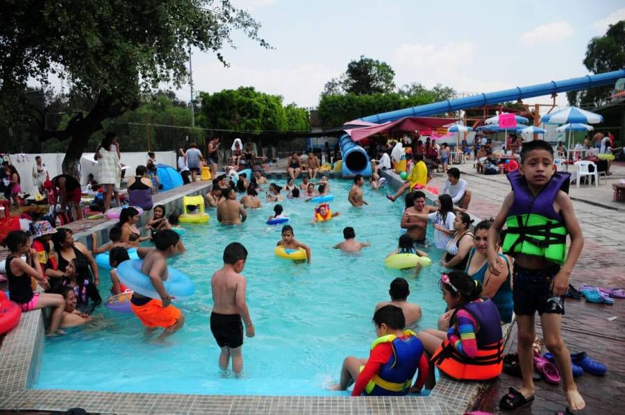 ¡Al agua patos! Familias visitan el balneario Elba, en Iztapalapa