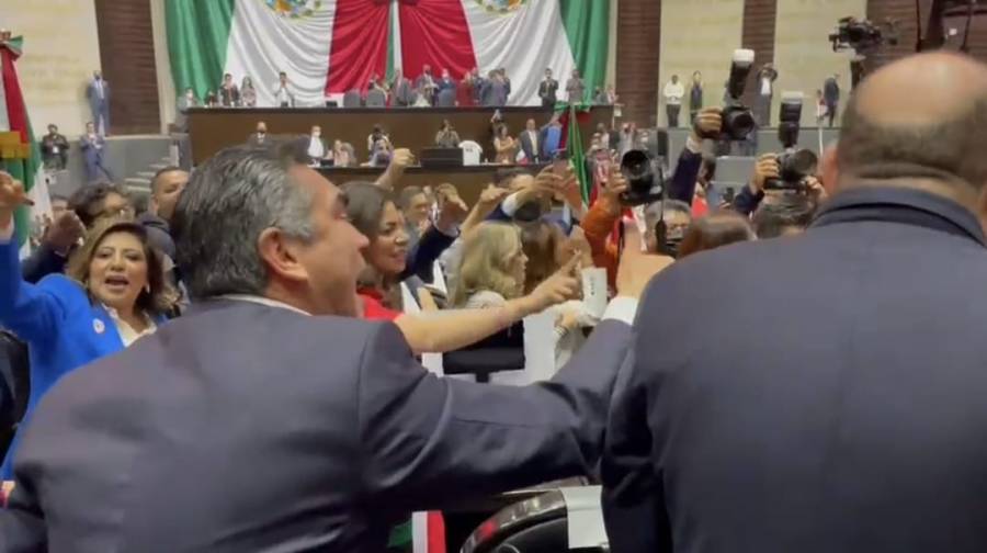 Entre gritos a favor y en contra de Reforma Eléctrica inicia sesión en Cámara de Diputados