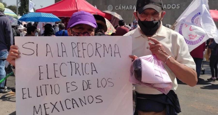 Simpatizantes de reforma eléctrica permanecen frente a la Cámara de Diputados