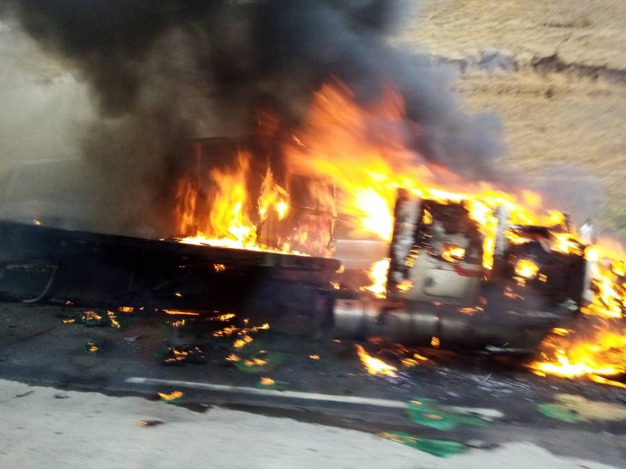 Vehículos se incendian por choque múltiple en la autopista México-Puebla