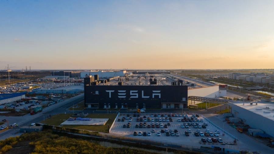 Pese a nuevos decesos por Covid-19, Tesla reanuda labores en su planta de Shanghái