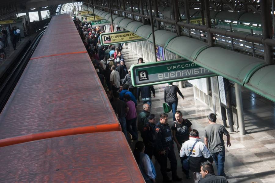 Hombre hiere con arma blanca a su pareja y luego se arroja a v&iacute;as del Metro