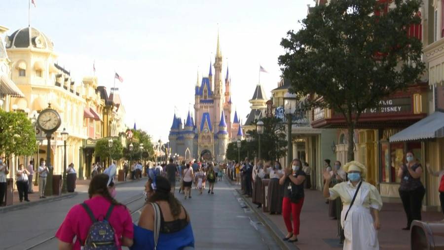 Ron DeSantis se lanza contra el “autogobierno” de Disney en Florida