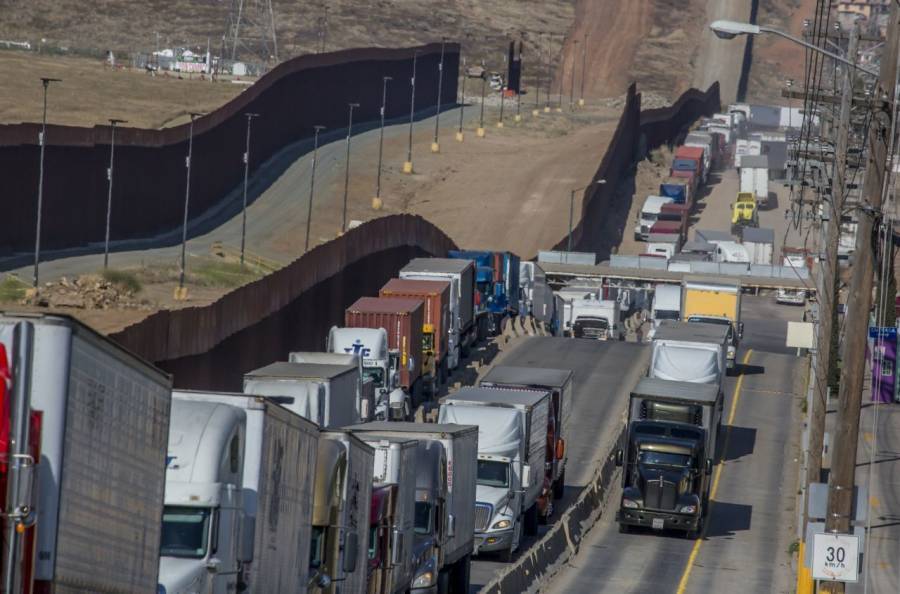 Texas amaga con imponer de nuevo revisiones a camiones en frontera