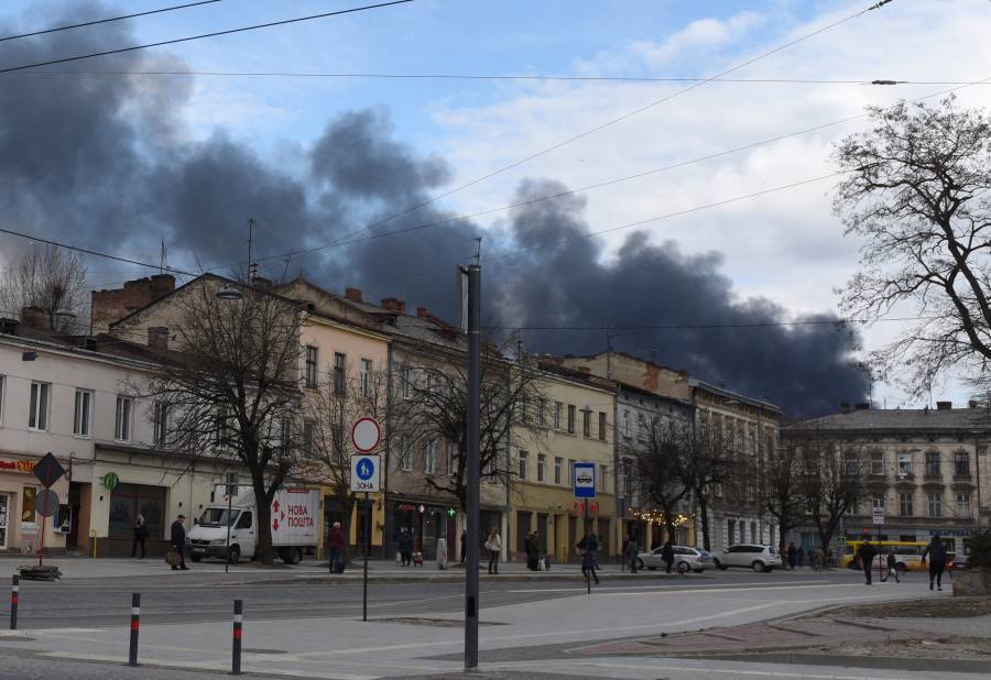 Rusia bombardea a Ucrania, cerca de Polonia