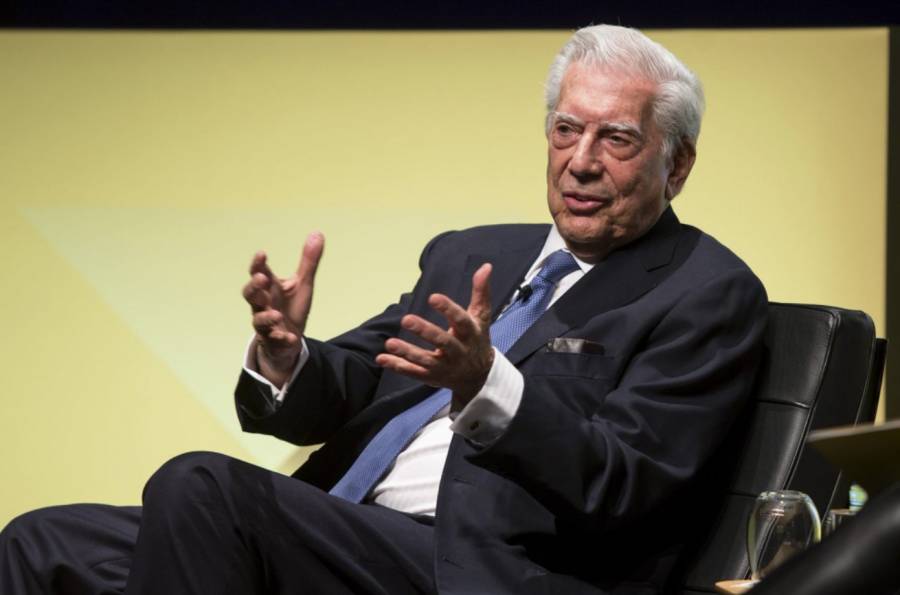 Mario Vargas Llosa da positivo a Covid-19. Est&aacute; bien y aislado en su casa de Madrid