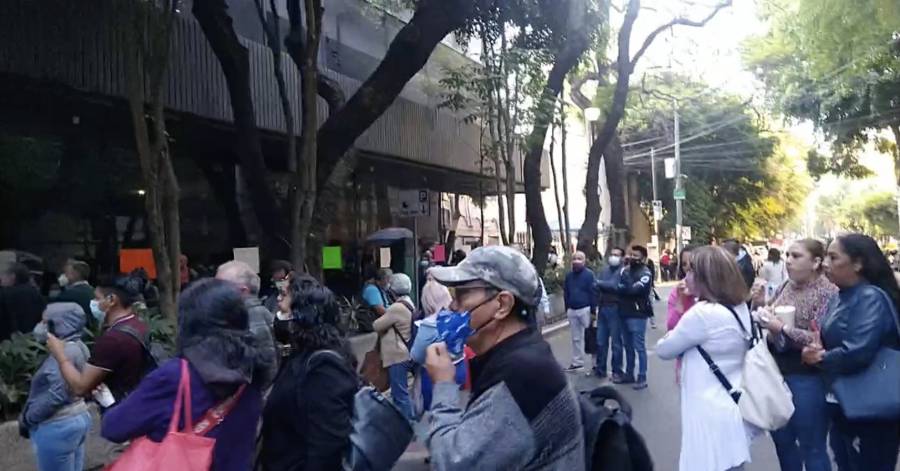 Trabajadores del SACMEX piden mejores condiciones laborales y bloquean Reforma