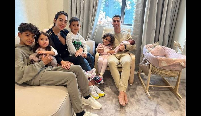 CR7 y Georgina Rodr&iacute;guez presentan a su beb&eacute; reci&eacute;n nacida