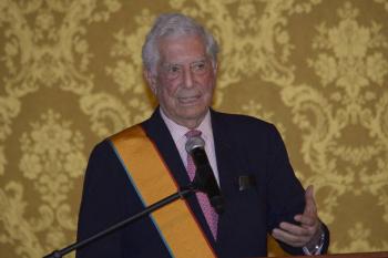Hospitalizan en Madrid a Mario Vargas Llosa por Covid-19