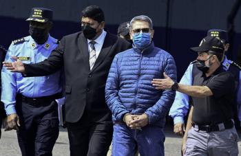Expresidente de Honduras, permanecer&aacute; detenido en NY tras comparecer ante un juez