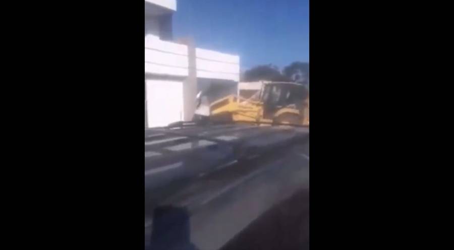 C&eacute;lula de crimen organizado destruye vivienda con retroexcavadora