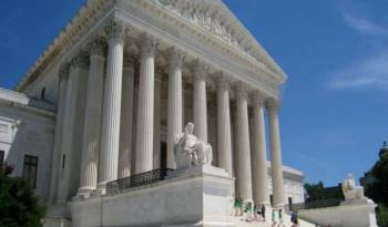 Una persona se prende fuego frente a la Corte Suprema de EEUU
