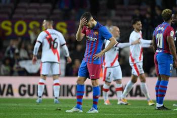 El Barcelona cae ante el Rayo Vallecano y deja la liga al alcance del Real Madrid
