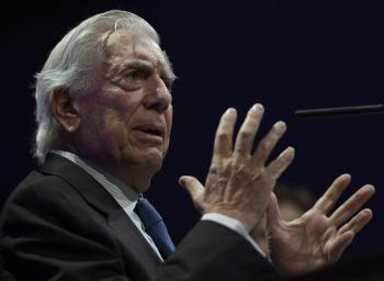 Mario Vargas Llosa supera el Covid-19 y sale del hospital