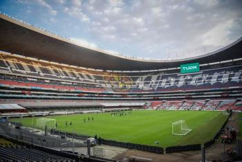 Aficionados de Cruz Azul se enfrentan con polic&iacute;as en el Estadio Azteca