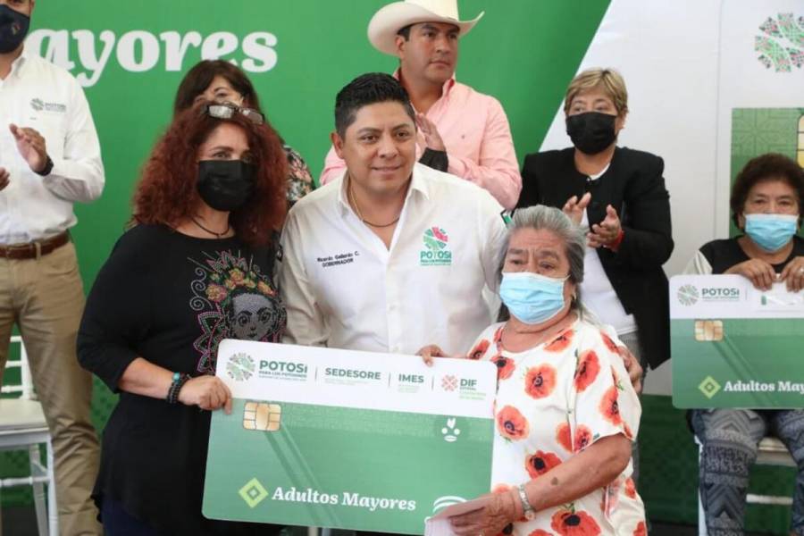 Ricardo Gallardo expande becas a familias de 4 municipios más en San Luis Potosí