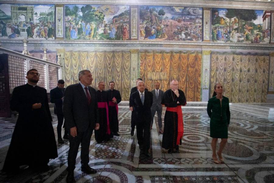 AMLO visita r&eacute;plica de la Capilla Sixtina en Z&oacute;calo