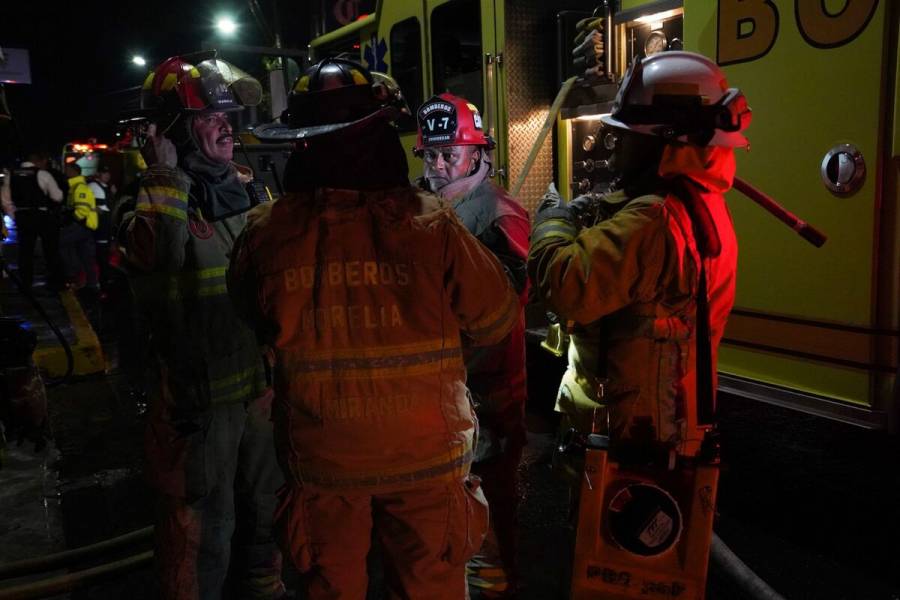 Bomberos sofocan incendio en Plaza Izazaga; hay 33 locales afectados